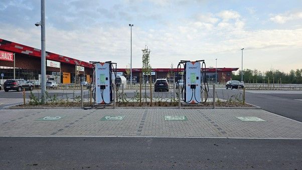 Première Wallonne : Sparki inaugure deux bornes de recharge ultra-rapide de 720 kWh dans le nouveau FrunPark de Châtelineau